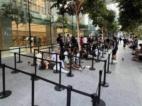 Apple Store Singapore hẩm hiu ngày mở bán, iPhone 16 hết hot hay vì màu hot không còn?