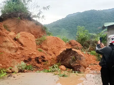 Vùng núi Quảng Nam bị sạt lở bủa vây, sơ tán dân trong đêm