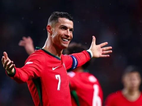 Ronaldo tỏa sáng, Bồ Đào Nha đè bẹp Ba Lan 5-1