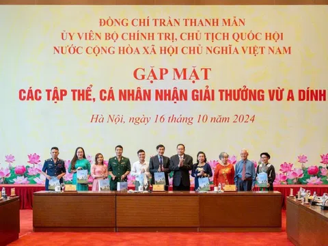 Ông Johnathan Hạnh Nguyễn nhận Giải thưởng Vừ A Dính