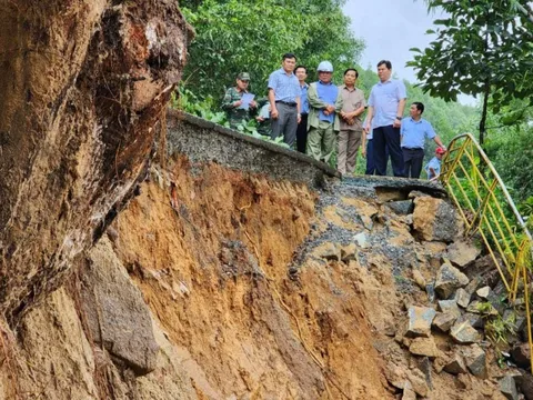 Lũ cuồn cuộn trên sông Vệ 'ngoạm' tỉnh lộ 624B