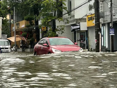 Mưa lớn, tháng 11 mà Huế ngập nặng, sập một căn nhà