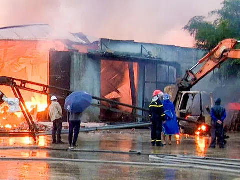 Cháy lớn tại một công ty ở Quảng Bình, 4 giờ vẫn chưa kiểm soát được ngọn lửa