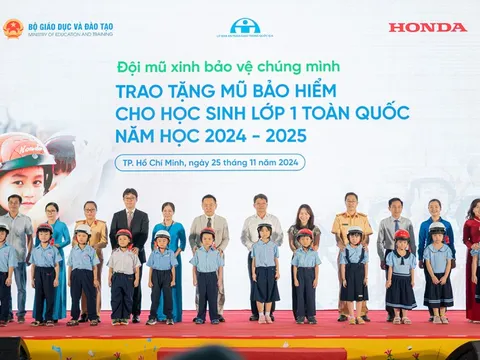 Honda Việt Nam trao tặng mũ bảo hiểm cho học sinh lớp Một phía Nam năm học 2024–2025