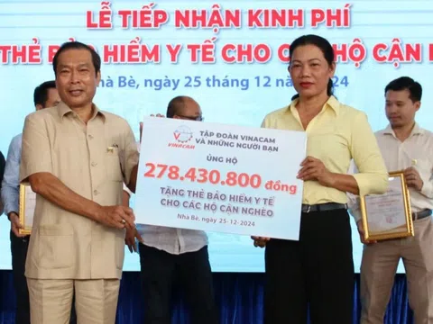 Hơn 1.000 thẻ bảo hiểm y tế tặng hộ cận nghèo