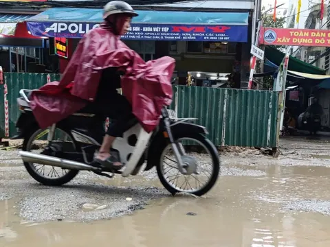 Cận cảnh đường ở trung tâm cử tri thắc mắc vì sao làm vào mùa mưa