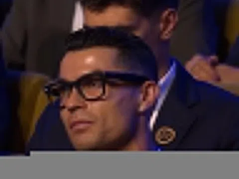 Ronaldo đeo kính lạ đi dự sự kiện