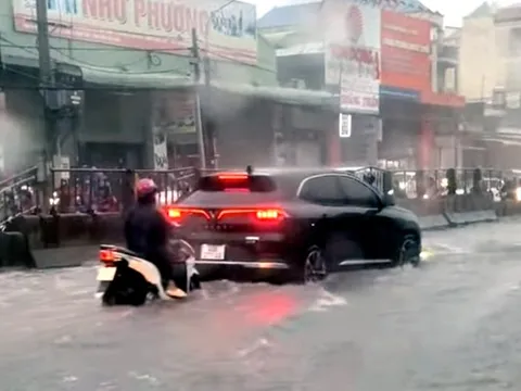 Nhiều tuyến đường ở Biên Hòa chìm trong nước sau trận mưa lớn