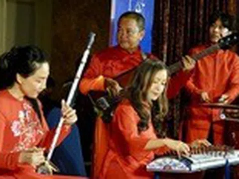 Hải Phượng, Tăng Thành Nam chơi đàn tranh, đàn violin bằng sứ