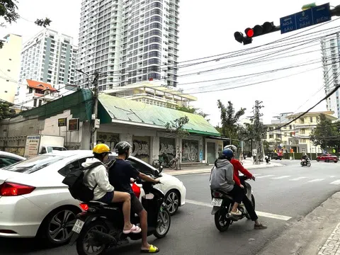 Vì sao ở Nha Trang không có 'khái niệm' đèn đỏ được rẽ phải?