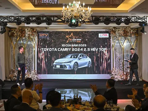 Toyota Camry 2.5 HEV TOP đạt danh hiệu xe của năm 2025