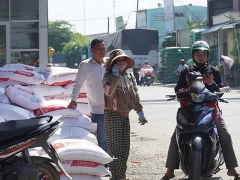 Vụ người dân đổ xô mua gạo: Từ 'ngôi vương' thế giới tới ồ ạt xả kho