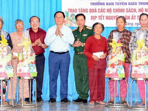 Trưởng Ban Tuyên giáo Trung ương thăm, tặng quà Tết tại Tiền Giang