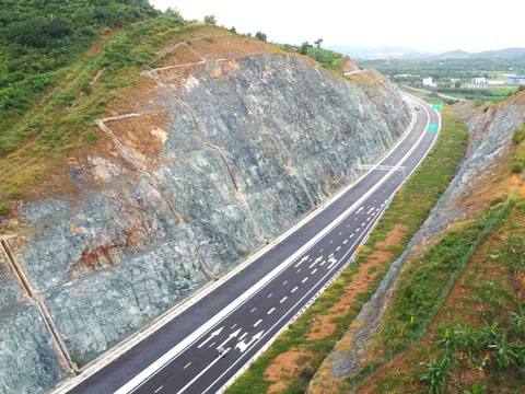 Vì sao chưa thể khai thác gần 70km cao tốc Vân Phong - Nha Trang trước Tết?