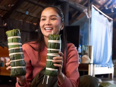 Gia đình hoa hậu H'Hen Niê gói 400 bánh tét tặng người dân khó khăn ăn Tết