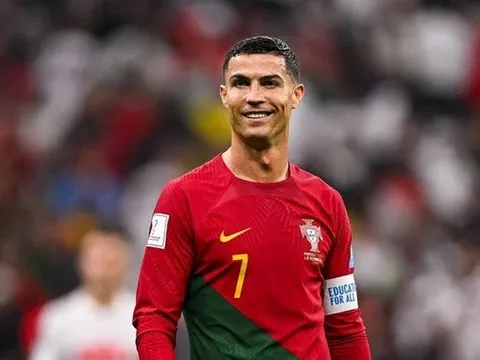 HLV của Đan Mạch ngưỡng mộ Ronaldo hơn Messi