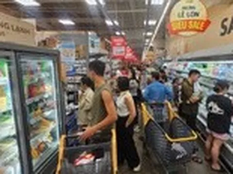 Lễ 30-4: Hàng khuyến mãi hút khách, nhiều điểm vui chơi, ăn uống 'khóa sổ' từ sớm