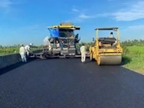 Công nhân thi công xuyên lễ nâng cấp mặt đường cao tốc Lộ Tẻ - Rạch Sỏi