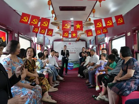 Du khách thích thú với trải nghiệm mới lạ trên chuyến tàu du lịch ở Bình Định