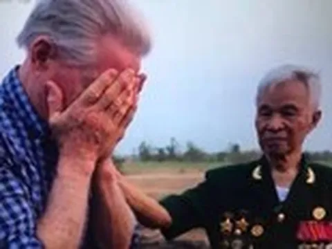 Con trai McNamara và hai người cựu chiến binh Việt Nam khóc ở Ia Đrăng