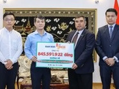 Đại diện sứ quán Myanmar cảm kích nhận 845 triệu đồng bạn đọc Tuổi Trẻ ủng hộ sau động đất
