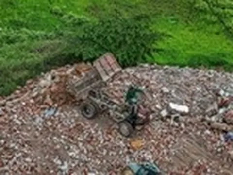 Chủ tịch Hà Nội yêu cầu xử lý nghiêm, đất nông nghiệp vẫn bị đổ trộm phế thải