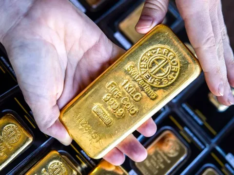 Vàng thế giới rớt giá