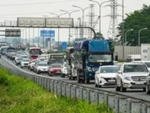 Dòng xe gần 7km ùn ùn vào Hà Nội dù chưa hết nghỉ lễ, đi từ giữa trưa cũng không thoát tắc đường