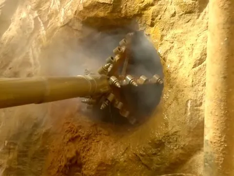Công trường khoan 31 mũi sâu 4.800m dừng thi công gấp vì làm lộ đá trắng ánh vàng nặng 48kg, kho báu lạ xuất hiện, công nghệ góp công lớn
