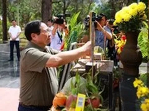 Thủ tướng Phạm Minh Chính dâng hương, viếng các anh hùng liệt sĩ tại Côn Đảo