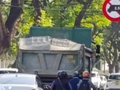 Phạt tiền, trừ điểm bằng lái tài xế xe ben chục tấn chạy vào đường cấm ở Đà Nẵng
