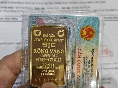 Giá vàng miếng SJC và vàng nhẫn bất ngờ ngược dòng giá vàng thế giới