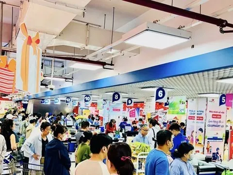 TTTM đông nghịt, hàng ăn hầu như không còn chỗ trống