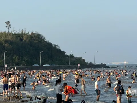 Các bãi tắm ở Hải Phòng đông nghịt du khách kỳ nghỉ lễ 30/4 - 1/5