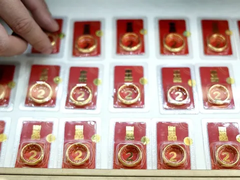Giá vàng nhẫn bất ngờ giảm, USD cao chưa từng có