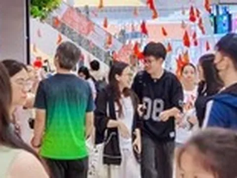 Trung tâm thương mại ở TP.HCM đông nghẹt khách trong kỳ nghỉ lễ