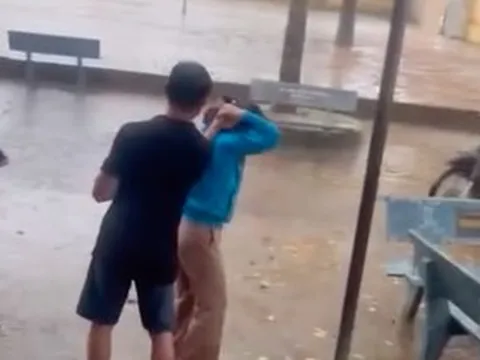 Nam sinh vô lễ với cựu chiến binh; Phụ huynh hành hung lôi cô giáo ra giữa trời mưa