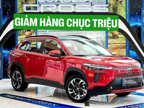 Toyota Corolla Cross giảm giá nhiều nhất 46 triệu đồng: Giá khởi điểm còn 779 triệu, càng làm khó nhóm 'đàn em' Seltos, Creta