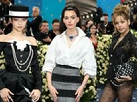 Lisa, Jennie BlackPink, Anne Hathaway và loạt ngôi sao đổ bộ bữa tiệc thời trang Met Gala 2025
