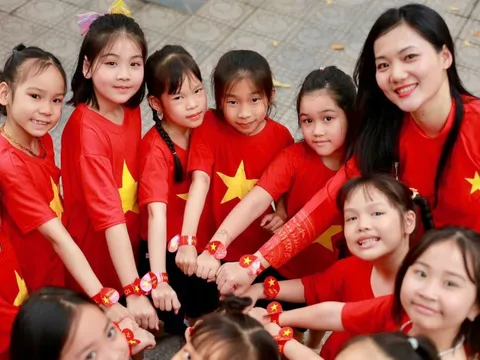 Trường học rợp cờ đỏ sao vàng, thầy trò nhảy vui nhộn chào mừng ngày 30/4