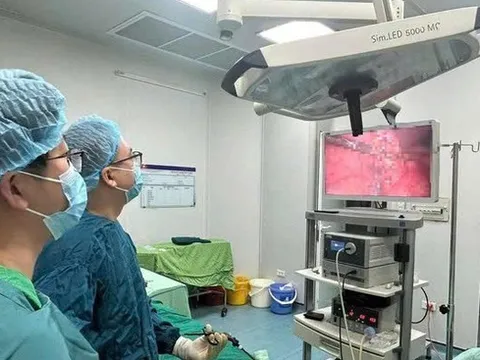 Phẫu thuật nội soi cứu người đàn ông bị sỏi bắn thủng ruột khi đi cắt cỏ