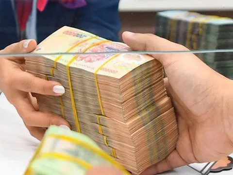 Một ngân hàng giảm lãi suất tiết kiệm kỳ hạn ngắn, tăng lãi suất kỳ hạn dài