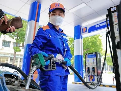 Nguy cơ lũng đoạn thị trường nếu doanh nghiệp tự quyết giá xăng dầu?