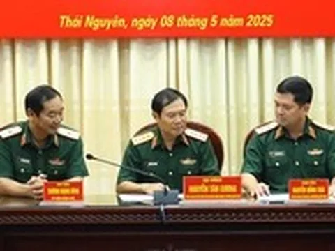 Trung tướng Nguyễn Hồng Thái bàn giao chức vụ tư lệnh Quân khu 1 cho Thiếu tướng Trương Mạnh Dũng