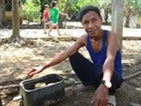 Hệ thống cấp nước sạch làm hơn 24 tỉ đồng, nhưng người dân phải gùi nước suối về xài