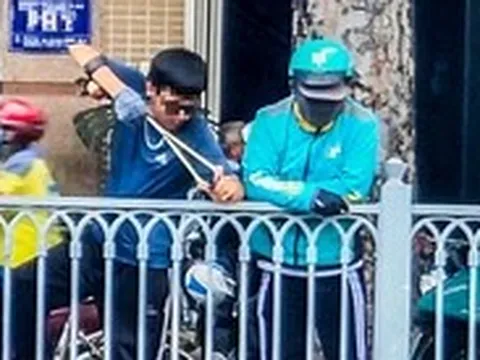 'Ná thủ' lại xuất hiện, bắn cá ngoi lên mặt kênh Nhiêu Lộc - Thị Nghè sau mưa đầu mùa