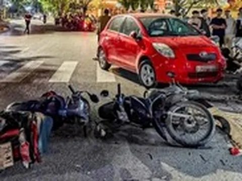 Ô tô tông liên hoàn 6 xe máy: Tài xế ô tô ra trình diện công an