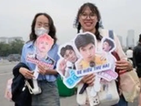 Hàng nghìn người trẻ đổ về sân Mỹ Đình 'đu' Anh trai say hi đêm cuối