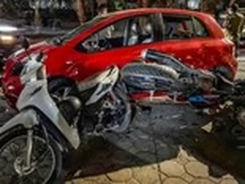 Ô tô tông loạt xe máy ở Hà Nội, 2 người nhập viện