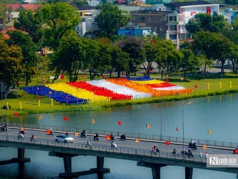 Đại kỳ xuất hiện bên dòng sông Hương thơ mộng thu hút người dân cùng du khách
